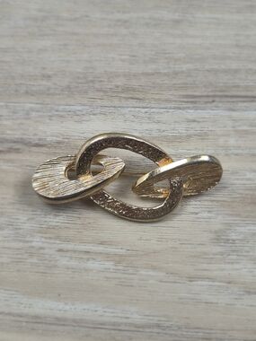 ​Vintage CORO Signed Interlocking Loop Brooch Pin Geometric Gold Tone